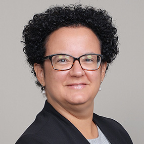 Headshot of Thais Alves